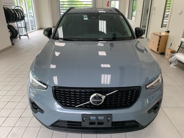 2023 Volvo XC40 Plus photo 2