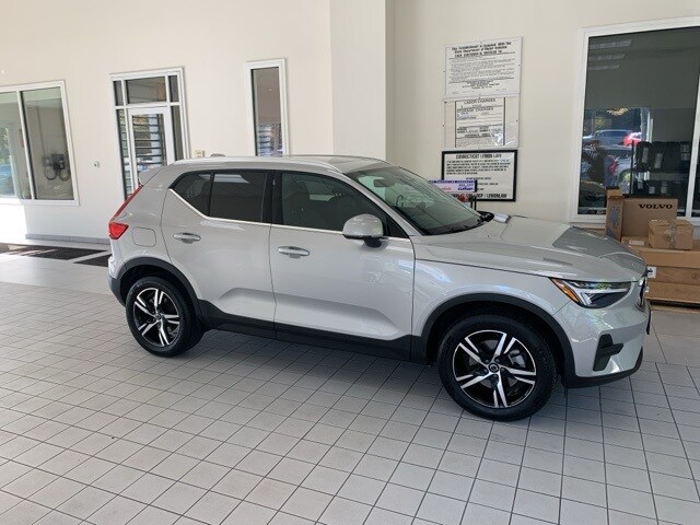 2025 Volvo XC40 Core photo 4
