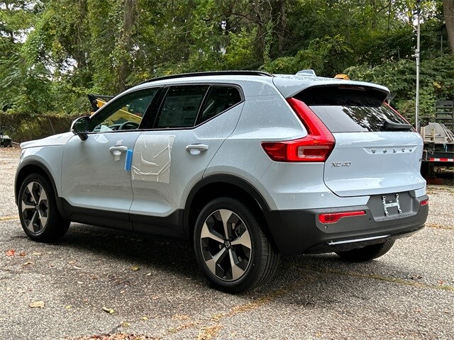 2026 Volvo XC40 Plus photo 3