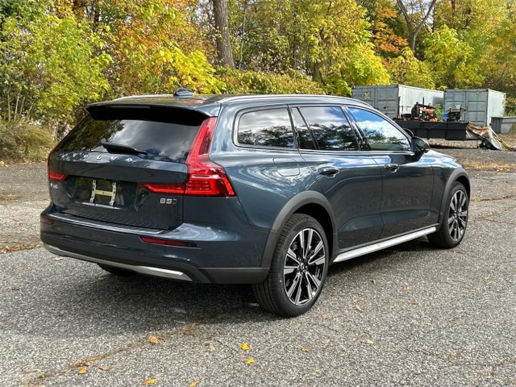 New 2026 Volvo V60 Cross Country B5 Ultra Wagon