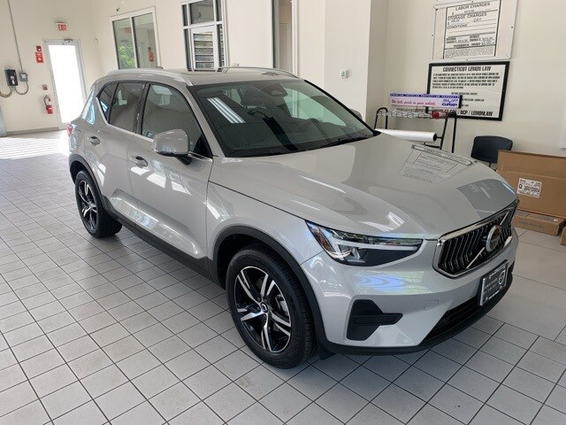 2025 Volvo XC40 Core photo 3