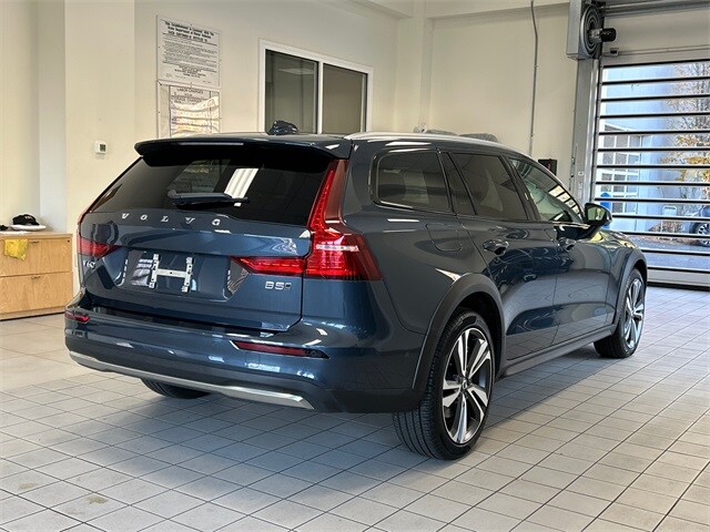 2025 Volvo V60 Cross Country B5 Plus photo 2