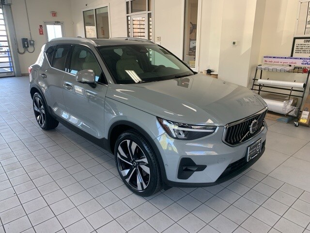 2024 Volvo XC40 Plus photo 3