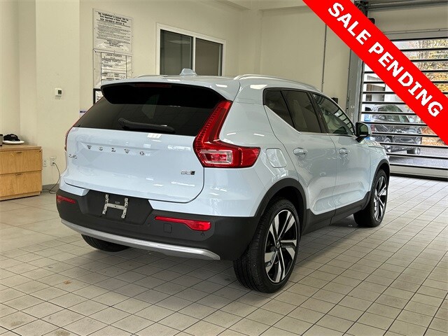 2024 Volvo XC40 Plus photo 2