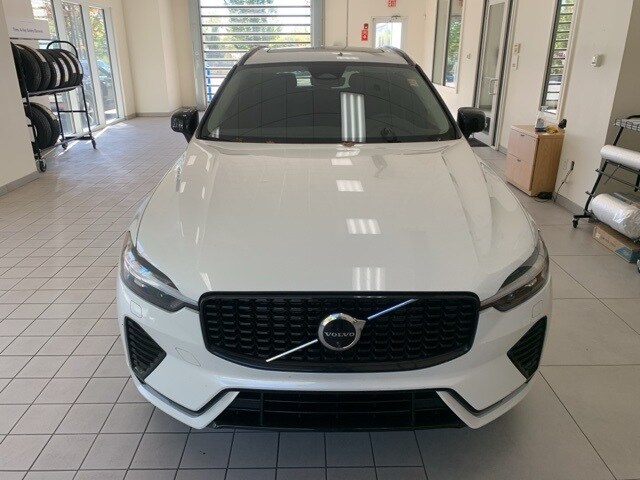 2025 Volvo XC60 B5 Plus photo 2