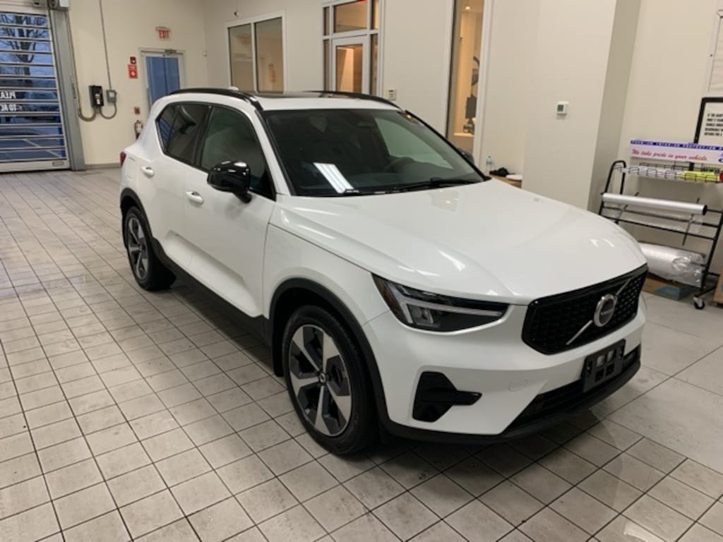 Certified 2024 Volvo XC40 B5 Core SUV