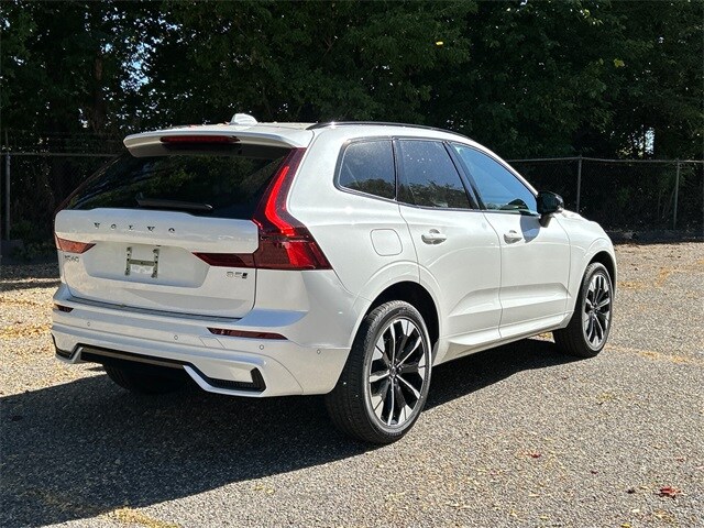 2026 Volvo XC60 B5 Plus photo 2