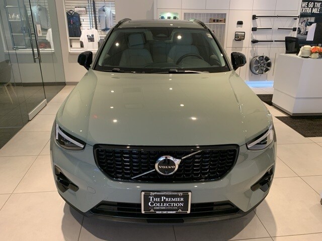 2025 Volvo XC40 Plus photo 2