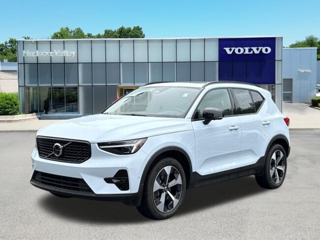 2026 Volvo XC40 B5 Plus SUV