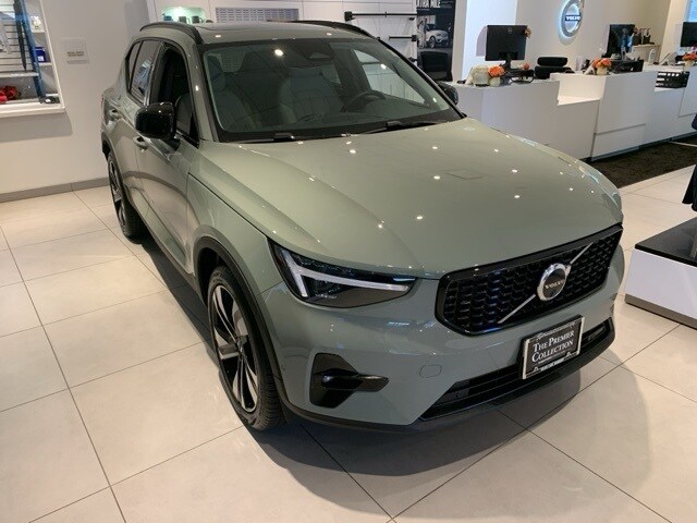 2025 Volvo XC40 Plus photo 3