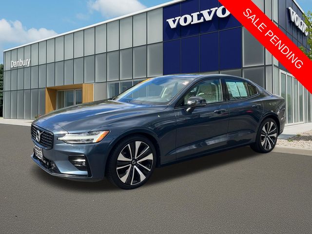 2022 Volvo S60 B5 Black Edition Momentum 4WD's photo