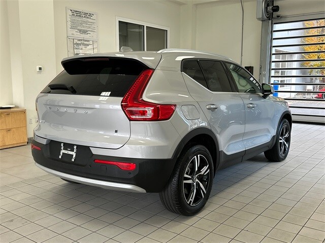2025 Volvo XC40 Core photo 2