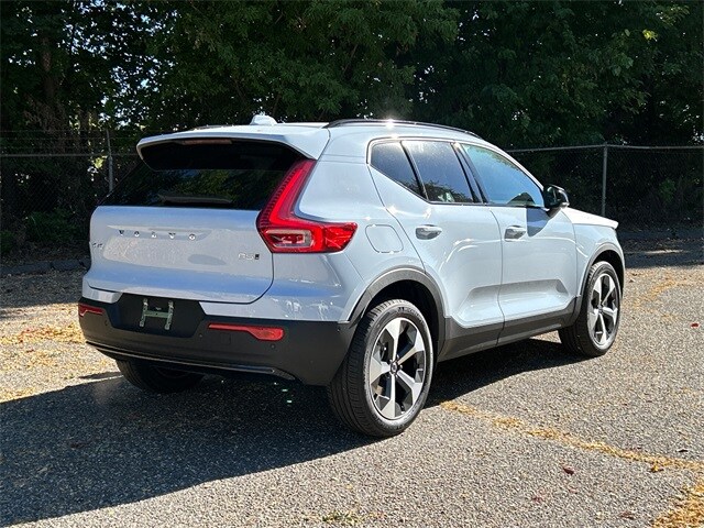 2026 Volvo XC40 Plus photo 2