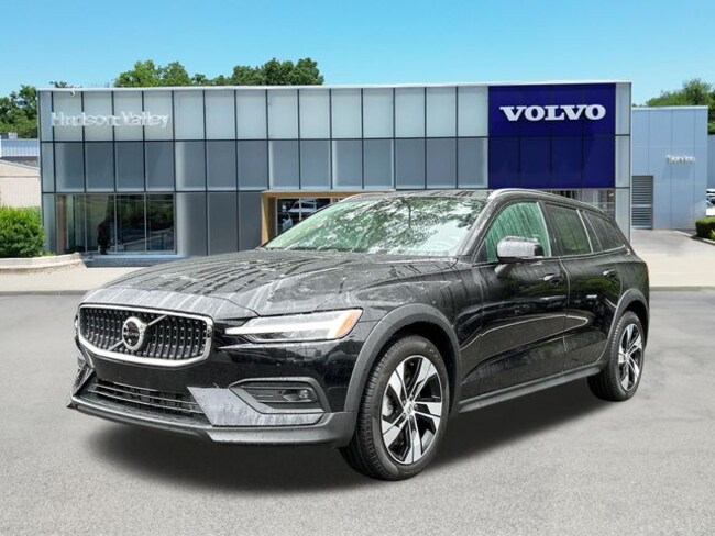 2025 Volvo V60 Cross Country B5 Plus Wagon