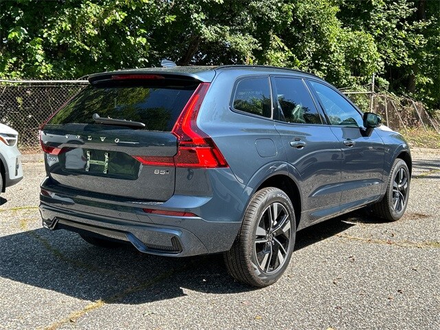 2026 Volvo XC60 B5 Core photo 2