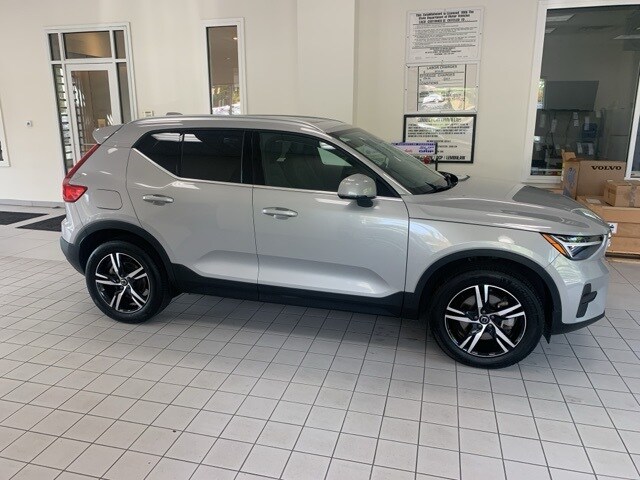 2025 Volvo XC40 Core photo 3