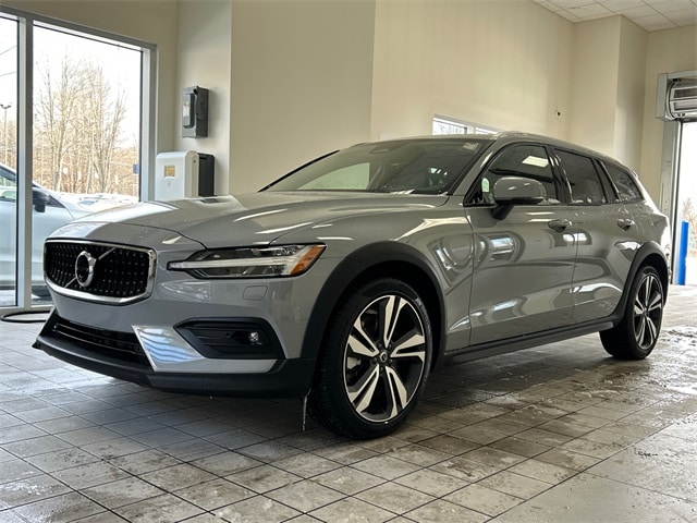 2025 Volvo V60 Cross Country Plus's photo