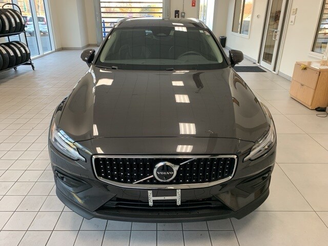 2025 Volvo V60 Cross Country B5 Plus photo 2