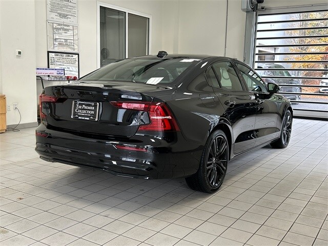 2024 Volvo S60 B5 Plus Black Edition photo 2