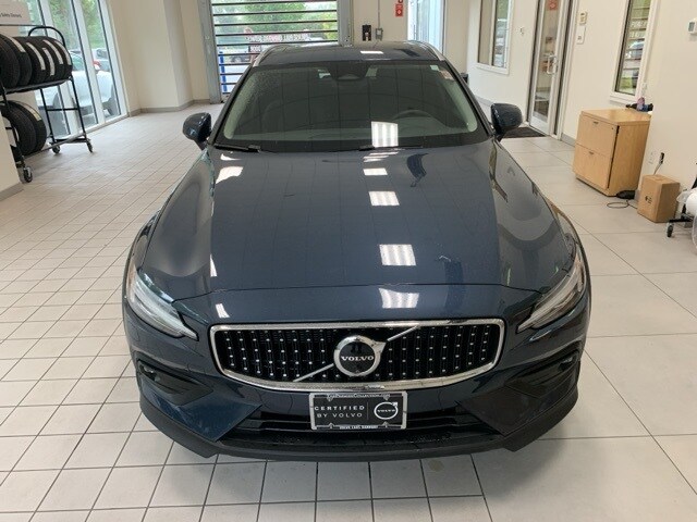 2024 Volvo V60 Cross Country B5 Plus photo 2