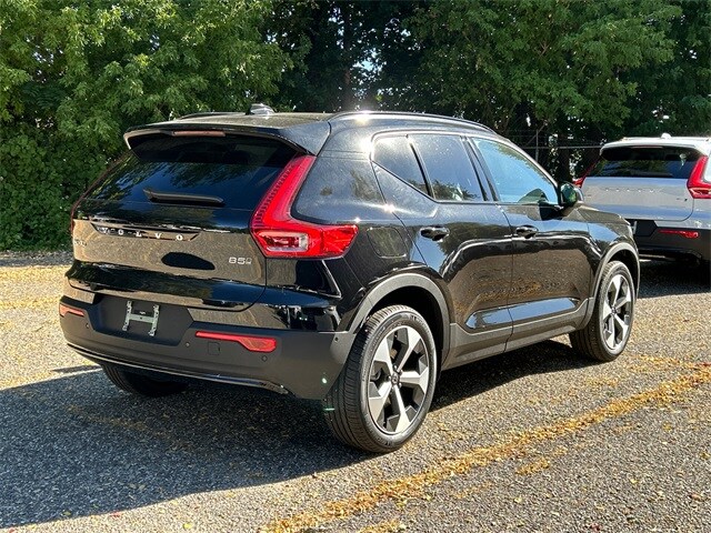 2026 Volvo XC40 Plus photo 2