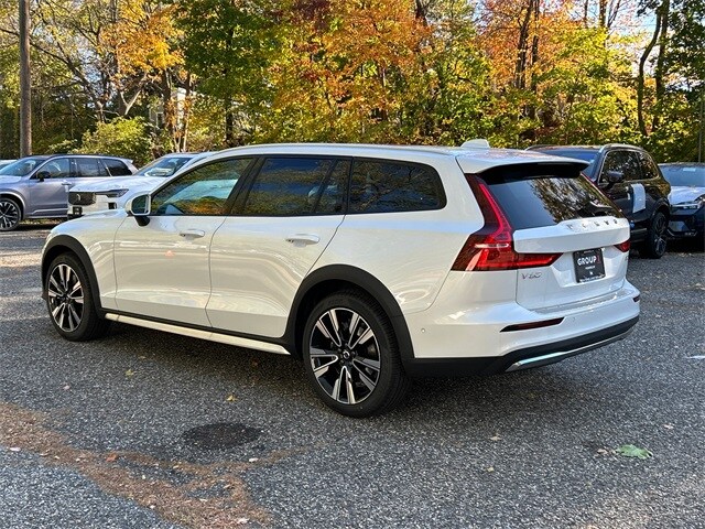 2026 Volvo V60 Cross Country B5 photo 3
