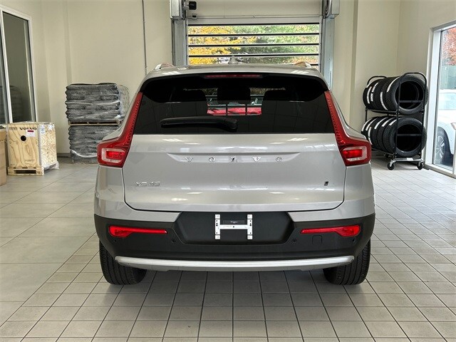 2025 Volvo XC40 Core photo 3
