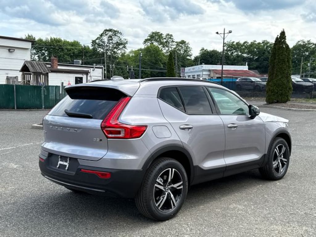 New 2026 Volvo XC40 B5 Core SUV