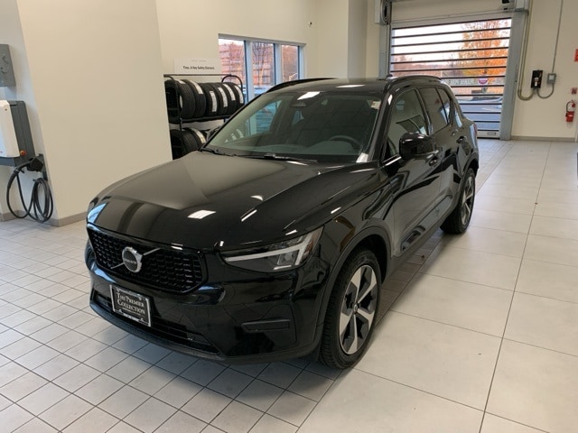 2026 Volvo XC40 Core's photo