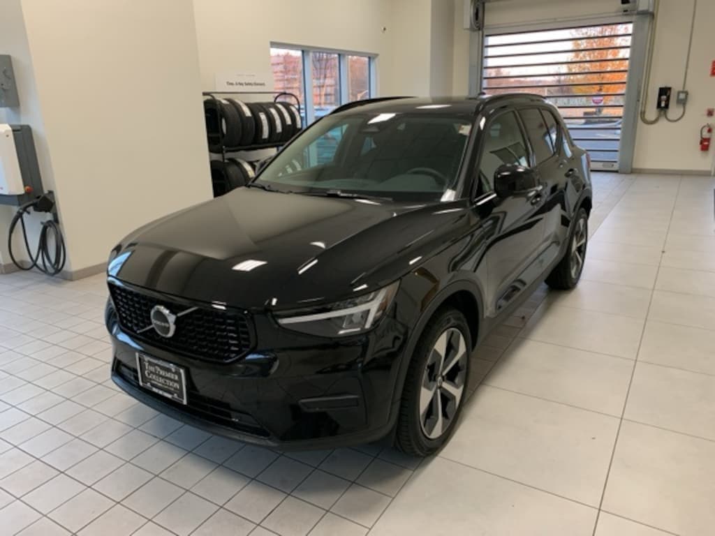 Used 2026 Volvo XC40 B5 Core SUV
