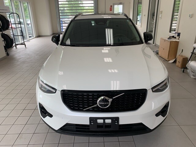 2023 Volvo XC40 Plus photo 2