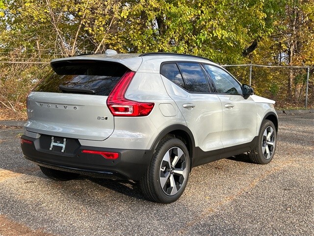 2026 Volvo XC40 Plus photo 2