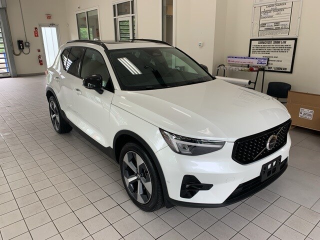 2023 Volvo XC40 Plus photo 3
