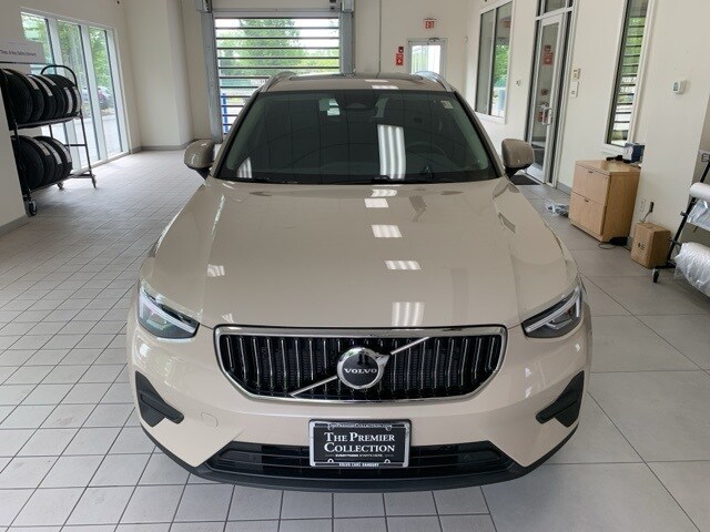 2025 Volvo XC40 Core photo 2