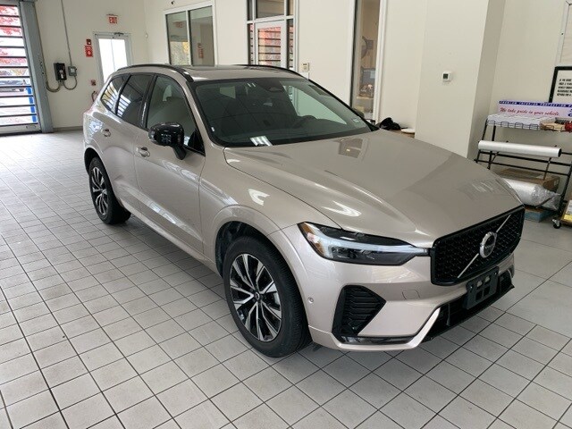 2025 Volvo XC60 B5 Plus photo 3