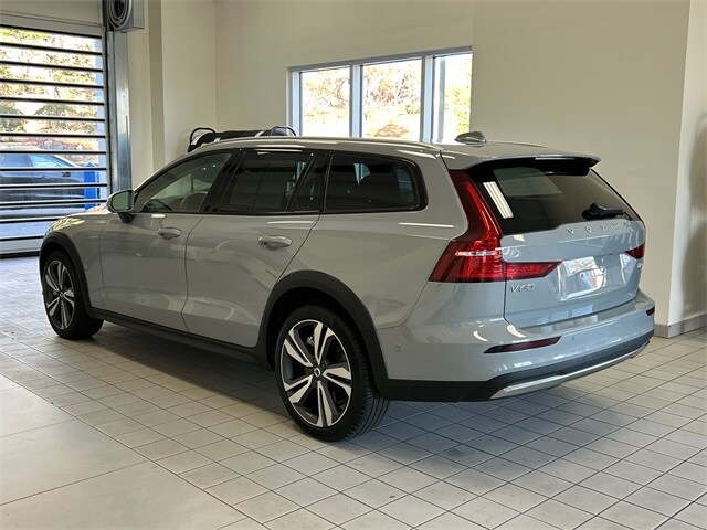 2025 Volvo V60 Cross Country B5 Plus photo 4