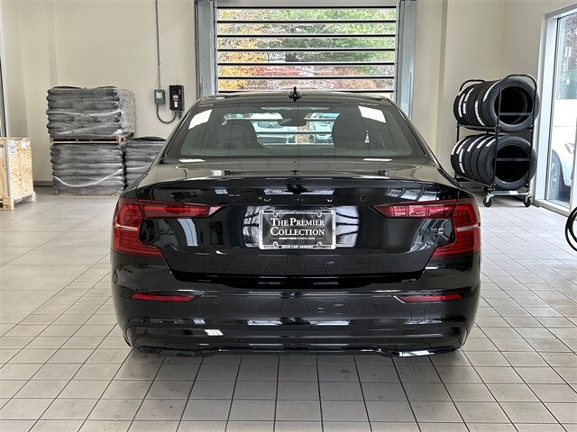2024 Volvo S60 B5 Plus Black Edition photo 3