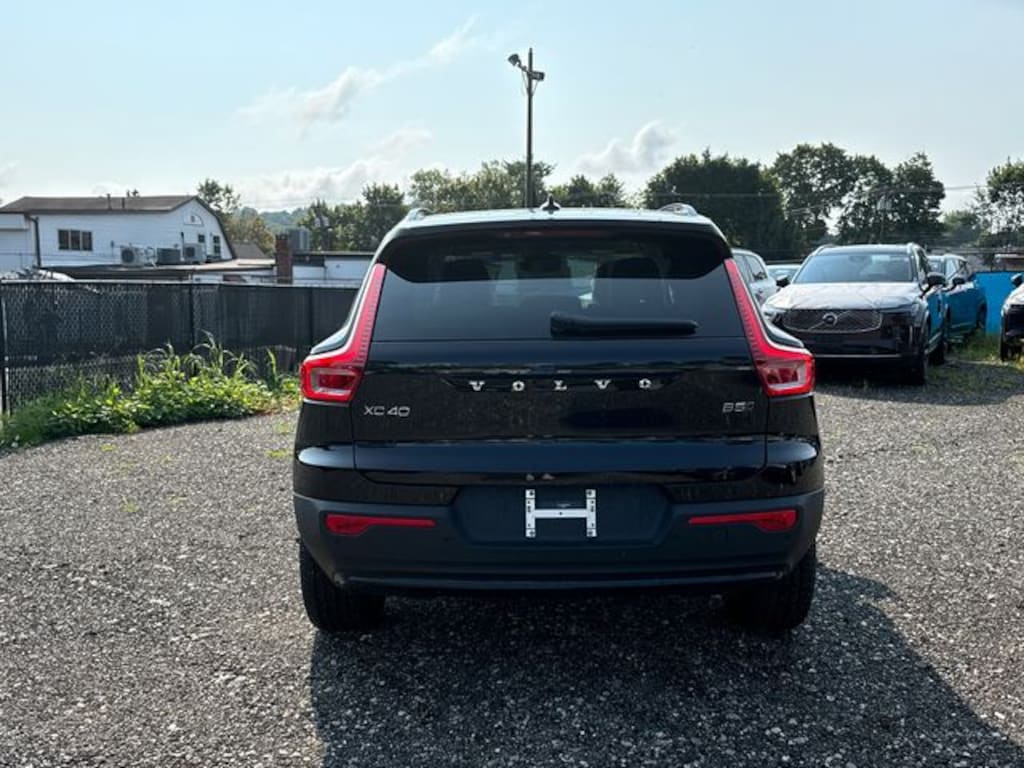 New 2026 Volvo XC40 B5 Core SUV