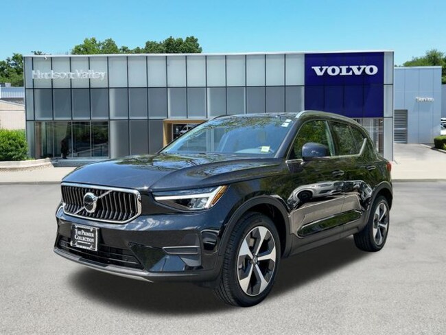 2025 Volvo XC40 B5 Core SUV