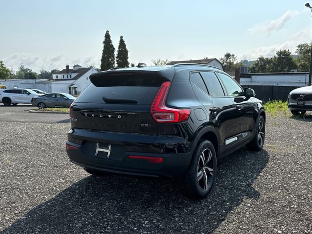 New 2026 Volvo XC40 B5 Core SUV