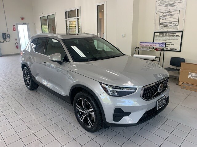 2025 Volvo XC40 Core photo 2
