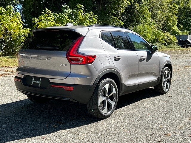 2026 Volvo XC40 Plus photo 2