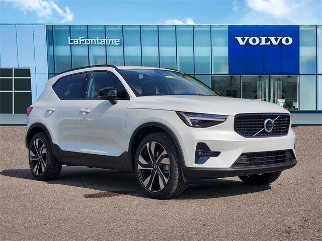 2025 Volvo XC40 Plus photo 3