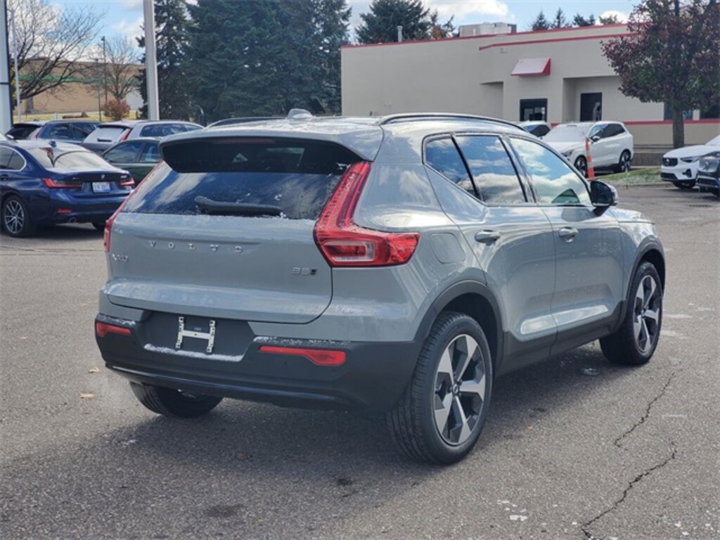 New 2026 Volvo XC40 B5 Core SUV