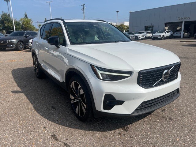 2023 Volvo XC40 Plus photo 3