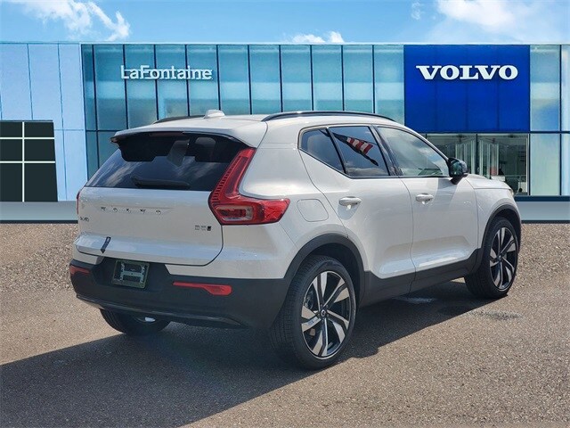2025 Volvo XC40 Plus photo 4