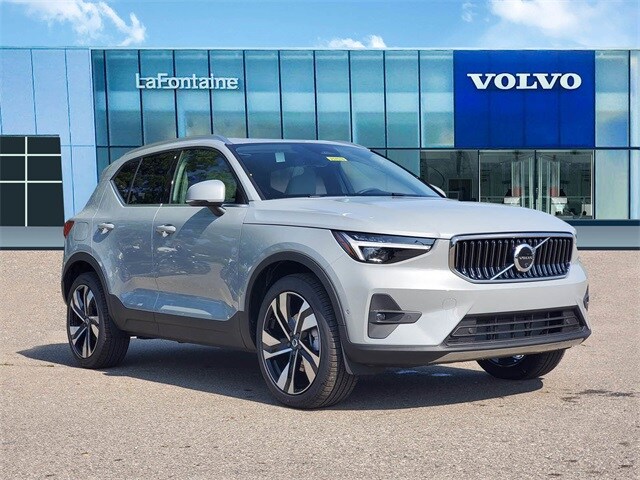 2025 Volvo XC40 Plus photo 3