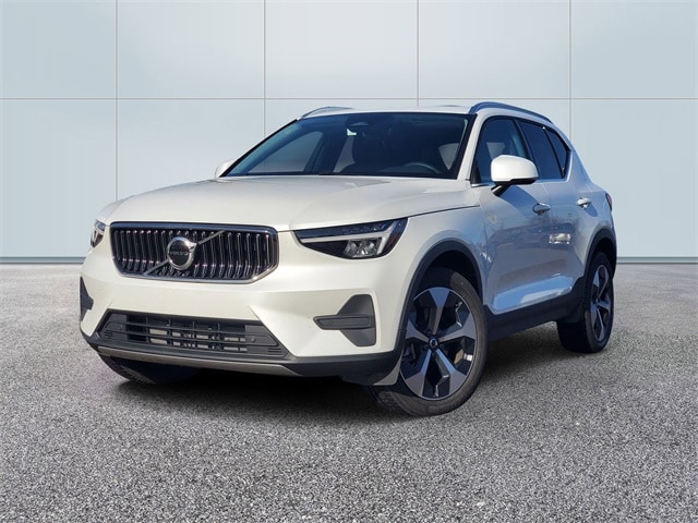 2025 Volvo XC40 Core's photo