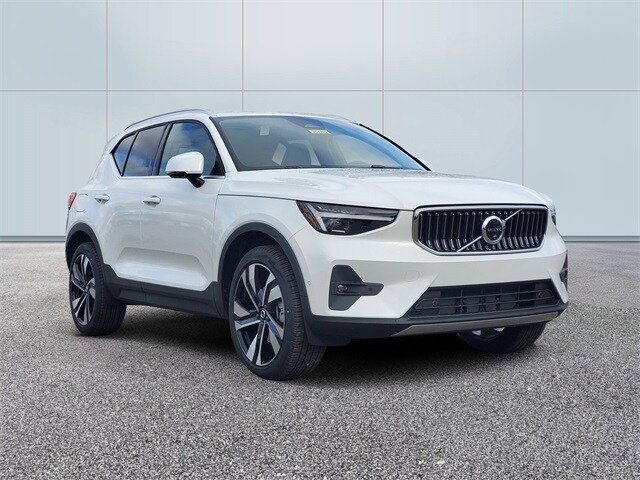 2025 Volvo XC40 photo 3