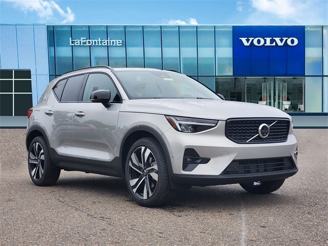 2025 Volvo XC40 Plus photo 3